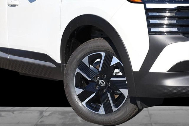 Nissan Kicks Vehicle Image 03