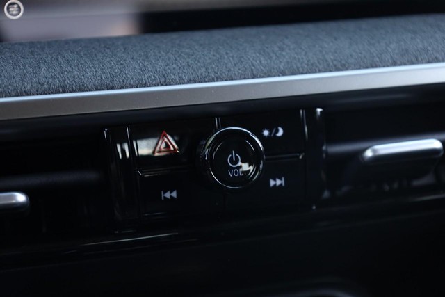 Nissan Kicks Vehicle Image 13