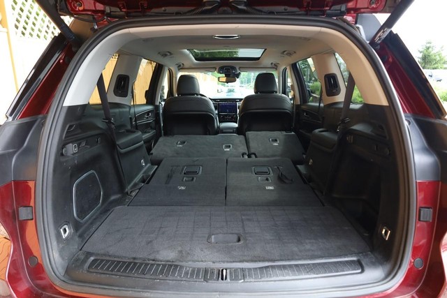 Jeep Grand Cherokee L Vehicle Full-screen Gallery Image 9