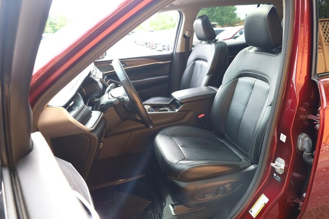 Jeep Grand Cherokee L Vehicle Full-screen Gallery Image 10