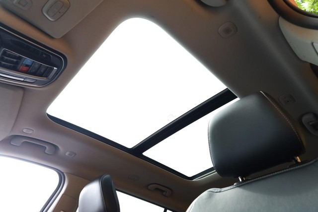 Jeep Grand Cherokee L Vehicle Full-screen Gallery Image 11