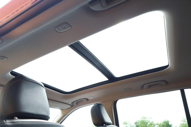 Jeep Grand Cherokee L Vehicle Full-screen Gallery Image 12