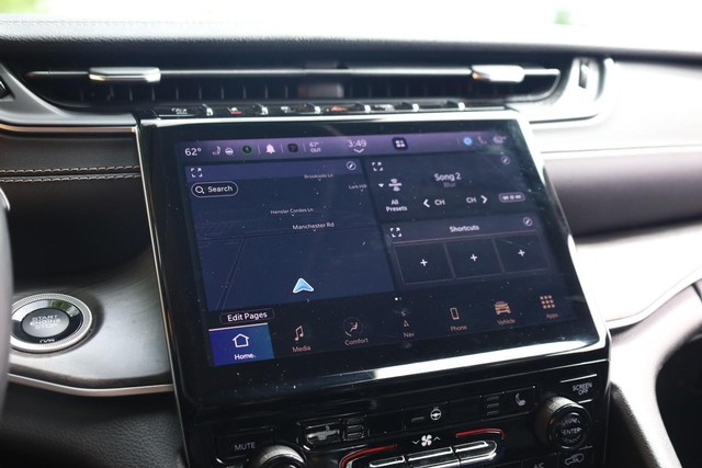 Jeep Grand Cherokee L Vehicle Full-screen Gallery Image 15