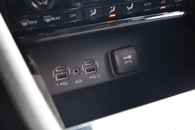Jeep Grand Cherokee L Vehicle Full-screen Gallery Image 19