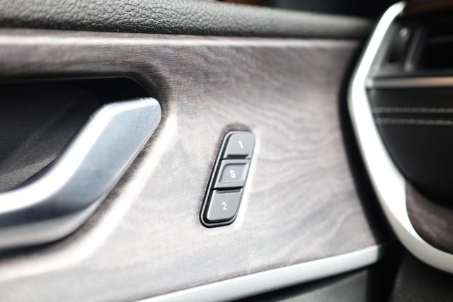 Jeep Grand Cherokee L Vehicle Full-screen Gallery Image 23
