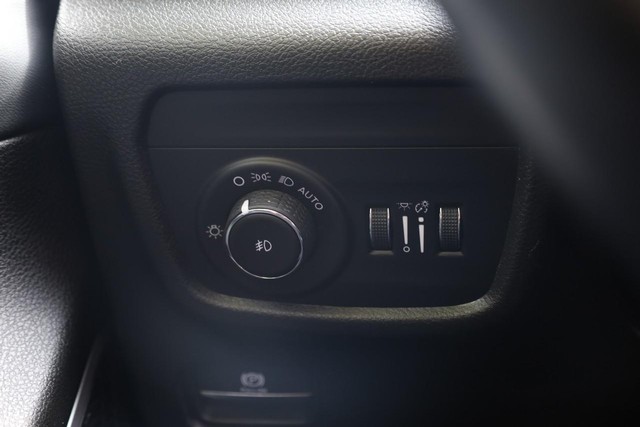 Jeep Grand Cherokee L Vehicle Full-screen Gallery Image 24