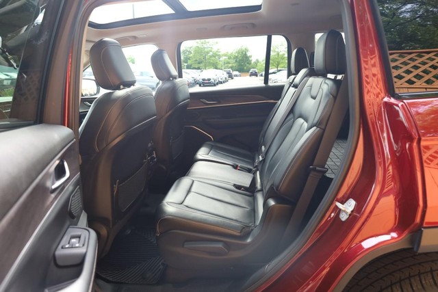 Jeep Grand Cherokee L Vehicle Full-screen Gallery Image 26