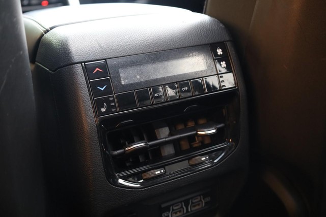 Jeep Grand Cherokee L Vehicle Full-screen Gallery Image 27