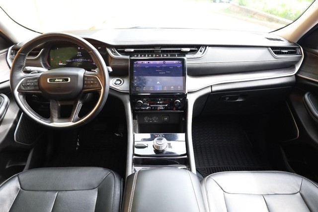 Jeep Grand Cherokee L Vehicle Full-screen Gallery Image 28