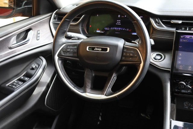 Jeep Grand Cherokee L Vehicle Full-screen Gallery Image 29