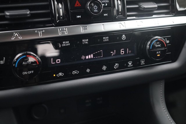 Nissan Pathfinder Vehicle Image 16