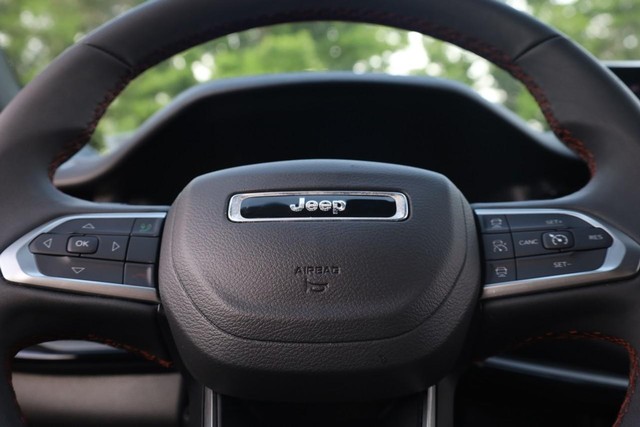Jeep Compass Vehicle Full-screen Gallery Image 9