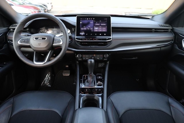 Jeep Compass Vehicle Full-screen Gallery Image 22