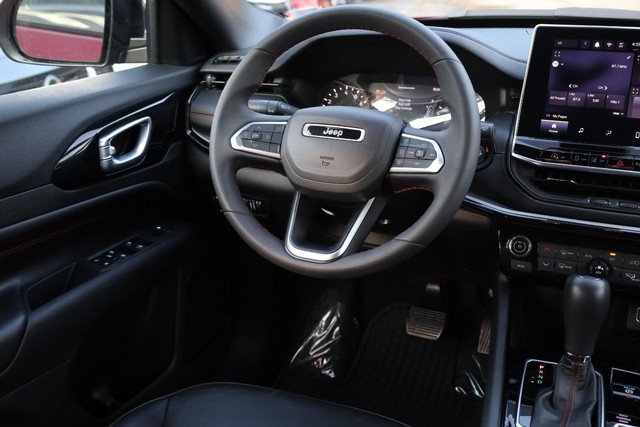 Jeep Compass Vehicle Full-screen Gallery Image 23
