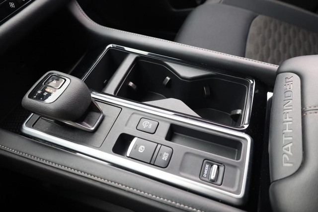 Nissan Pathfinder Vehicle Image 17