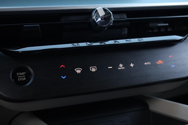 Nissan Murano Vehicle Image 17