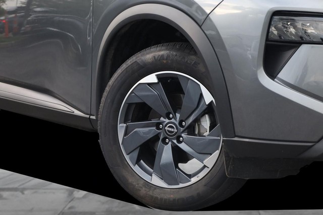 Nissan Rogue Vehicle Full-screen Gallery Image 3