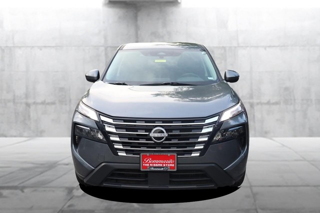 Nissan Rogue Vehicle Full-screen Gallery Image 4