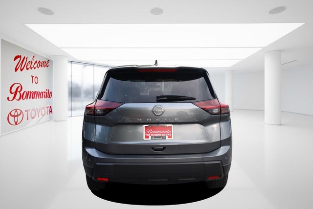 Nissan Rogue Vehicle Full-screen Gallery Image 6