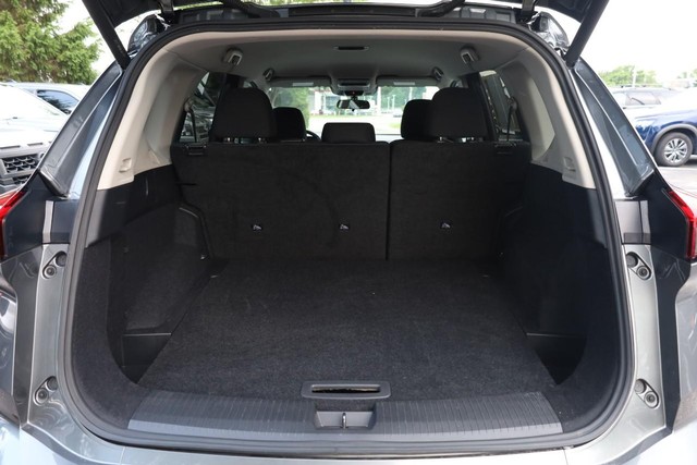Nissan Rogue Vehicle Full-screen Gallery Image 7