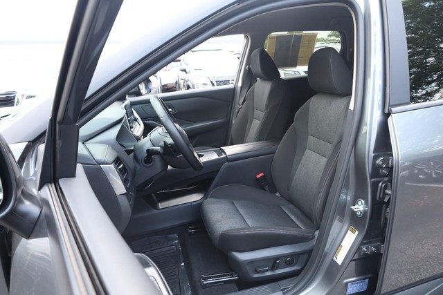 Nissan Rogue Vehicle Full-screen Gallery Image 8