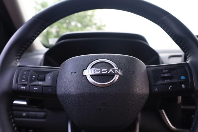 Nissan Rogue Vehicle Full-screen Gallery Image 9