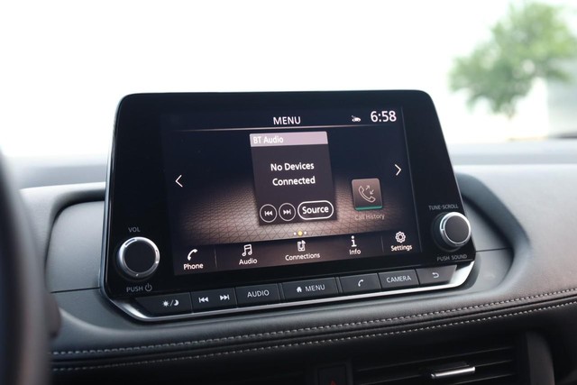 Nissan Rogue Vehicle Full-screen Gallery Image 11