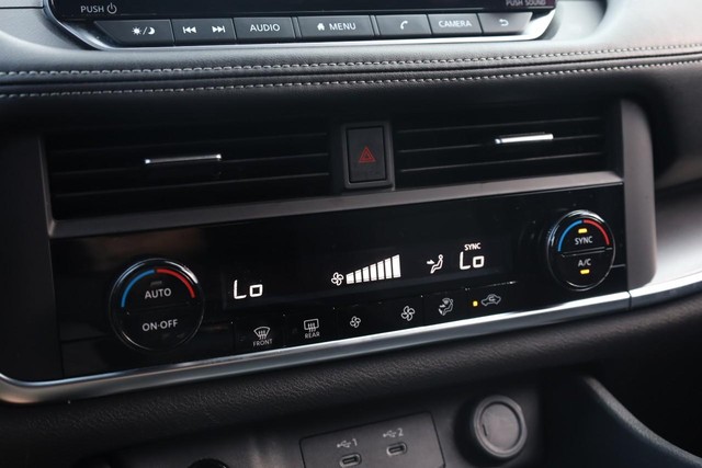 Nissan Rogue Vehicle Full-screen Gallery Image 13