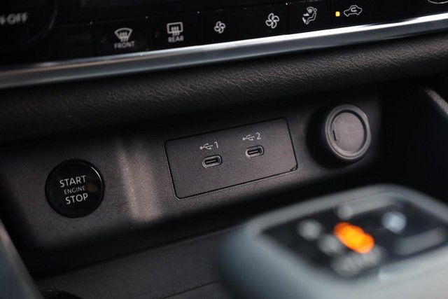Nissan Rogue Vehicle Full-screen Gallery Image 14