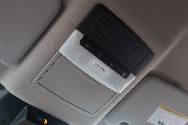 Nissan Rogue Vehicle Full-screen Gallery Image 16