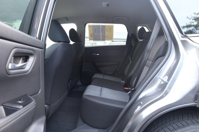 Nissan Rogue Vehicle Full-screen Gallery Image 20