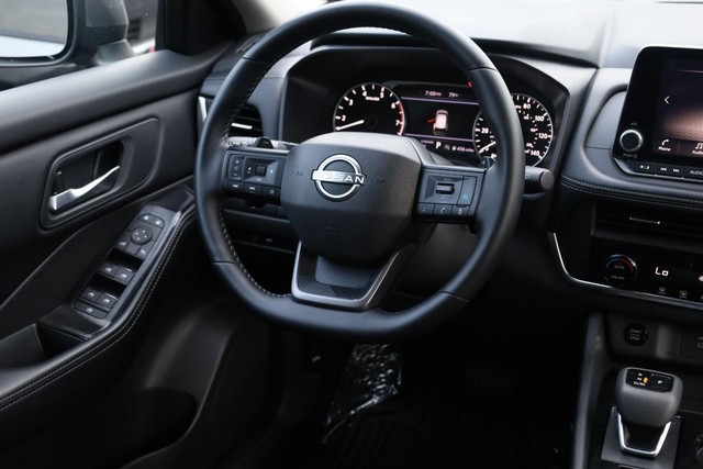 Nissan Rogue Vehicle Full-screen Gallery Image 23