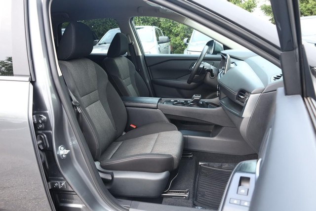 Nissan Rogue Vehicle Full-screen Gallery Image 24