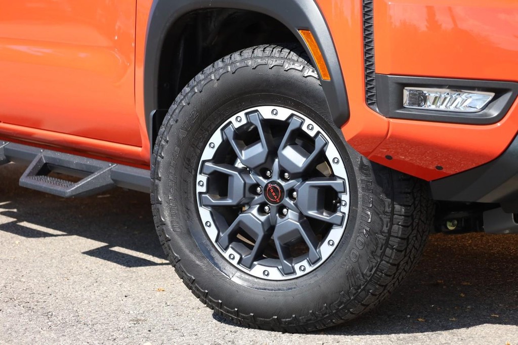 Nissan Frontier Vehicle Full-screen Gallery Image 3