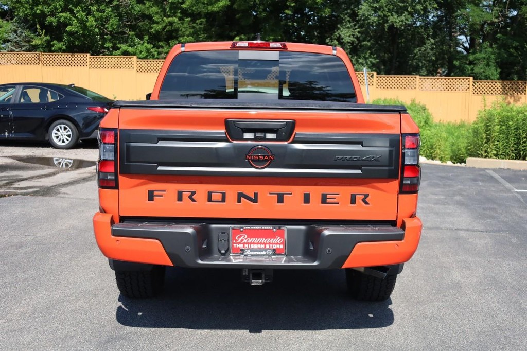 Nissan Frontier Vehicle Full-screen Gallery Image 6