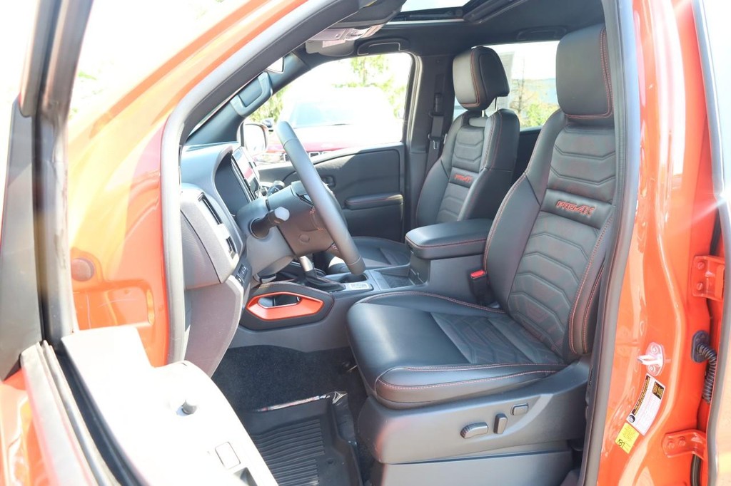 Nissan Frontier Vehicle Full-screen Gallery Image 8