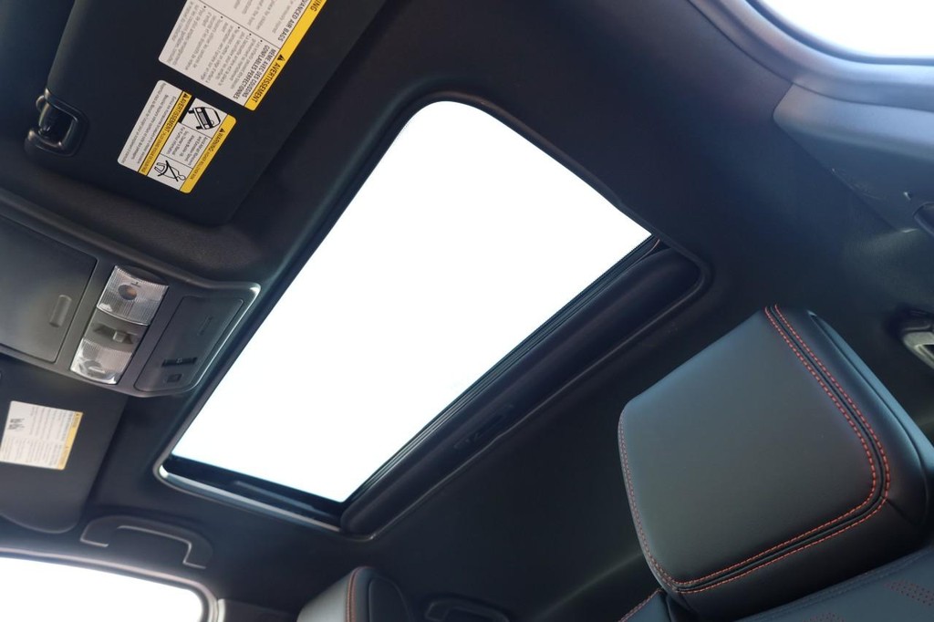 Nissan Frontier Vehicle Full-screen Gallery Image 9