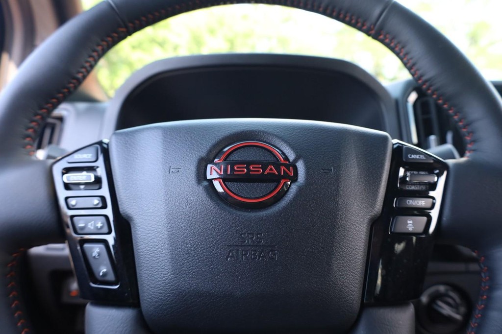 Nissan Frontier Vehicle Full-screen Gallery Image 10