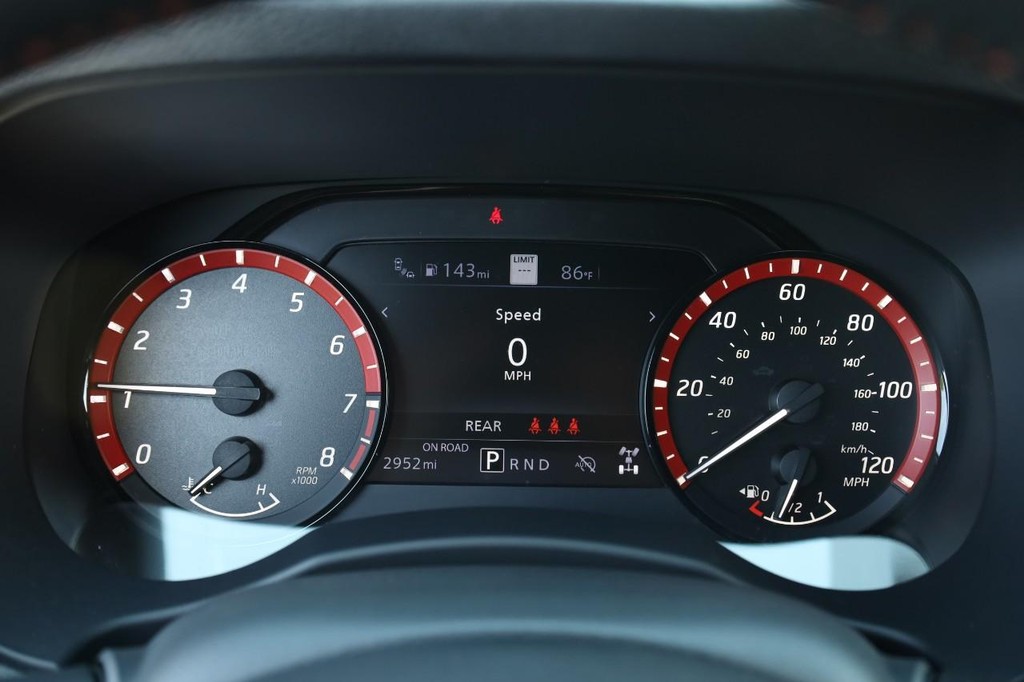 Nissan Frontier Vehicle Full-screen Gallery Image 11