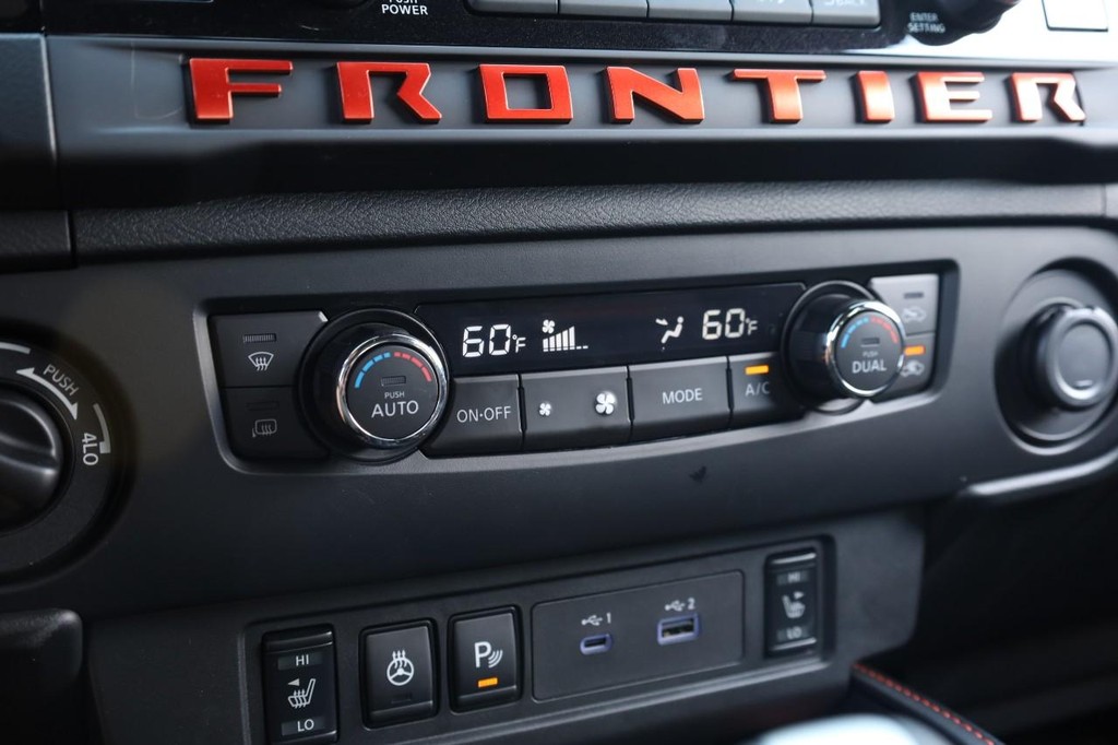 Nissan Frontier Vehicle Full-screen Gallery Image 15