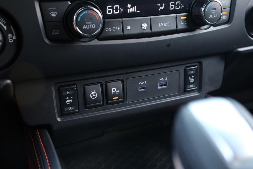 Nissan Frontier Vehicle Full-screen Gallery Image 16
