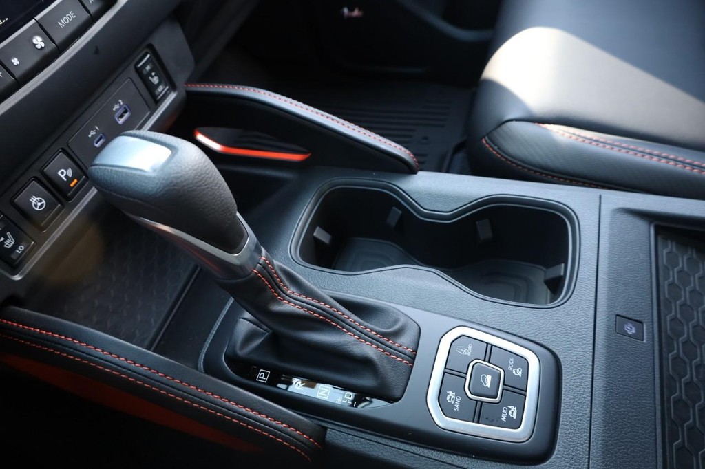 Nissan Frontier Vehicle Full-screen Gallery Image 18