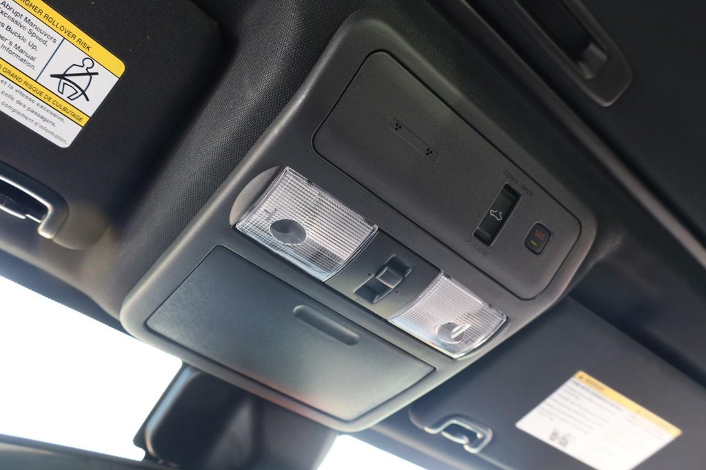 Nissan Frontier Vehicle Full-screen Gallery Image 19