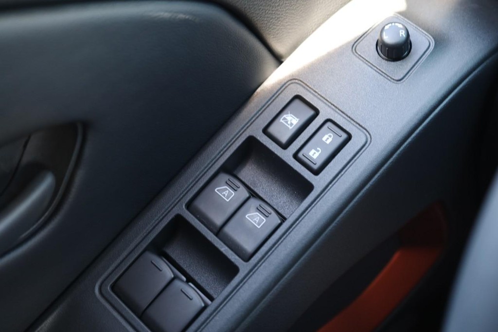 Nissan Frontier Vehicle Full-screen Gallery Image 20