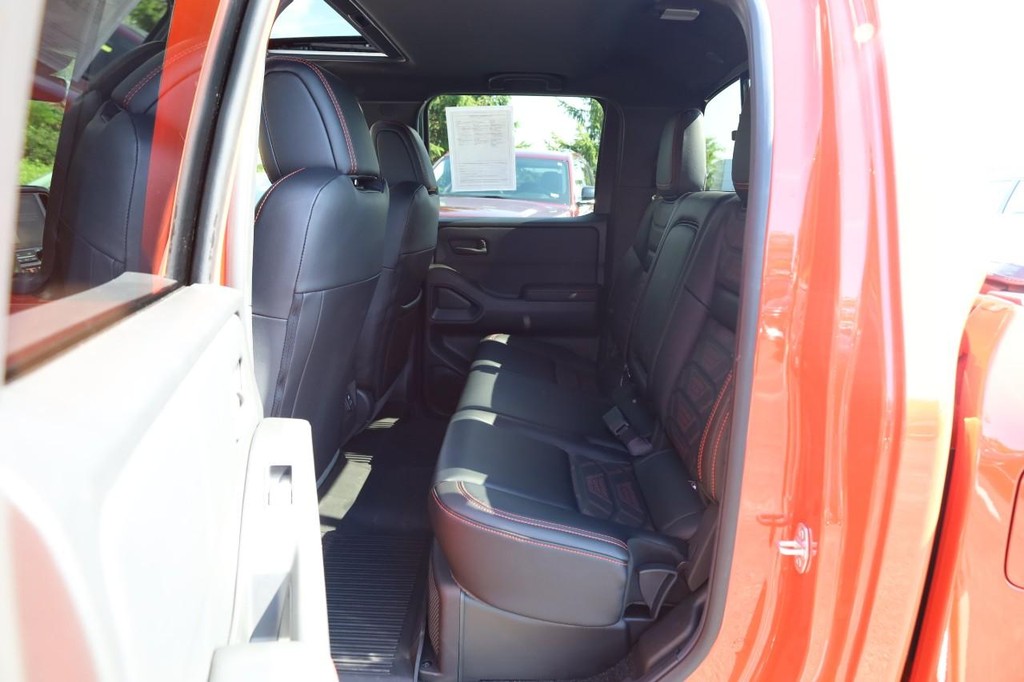 Nissan Frontier Vehicle Full-screen Gallery Image 22