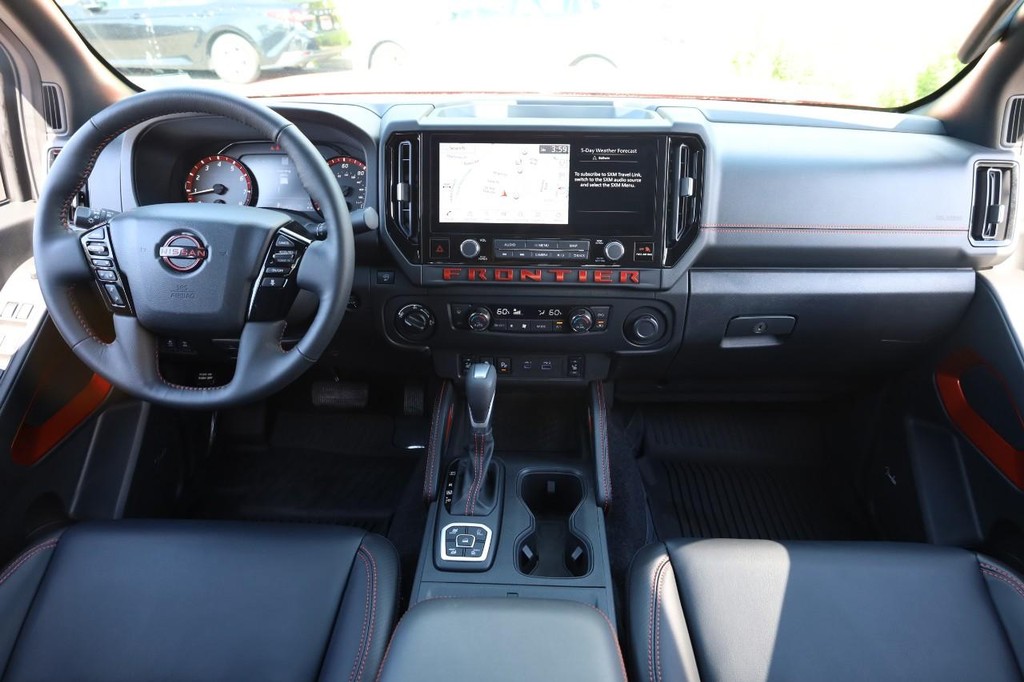 Nissan Frontier Vehicle Full-screen Gallery Image 24