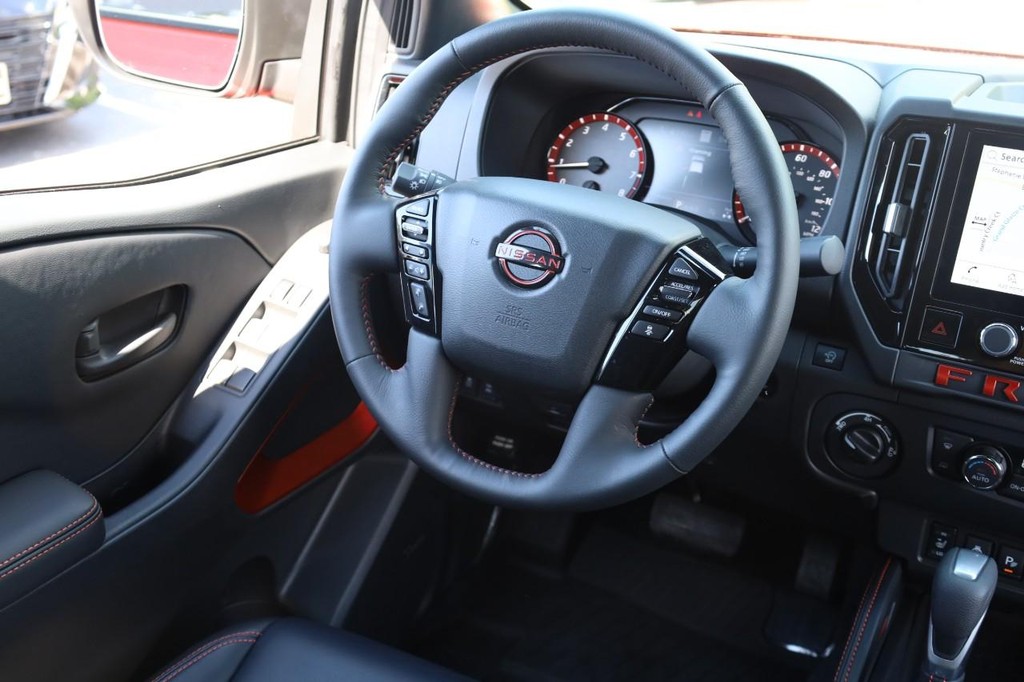 Nissan Frontier Vehicle Full-screen Gallery Image 25