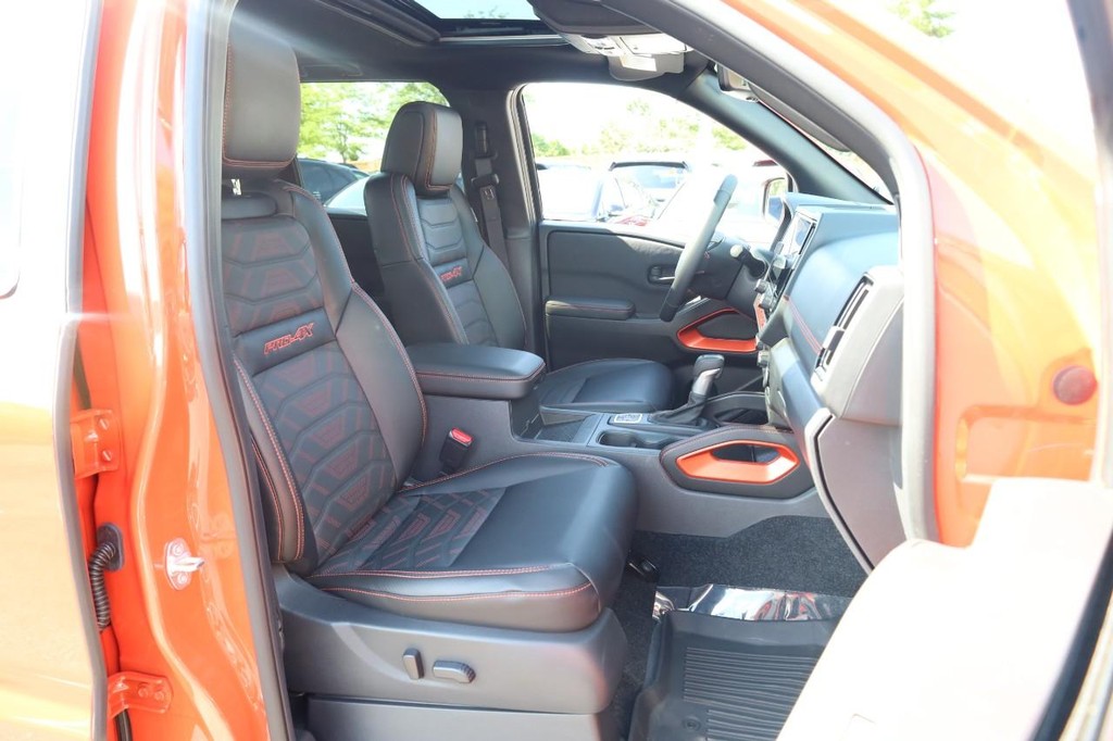 Nissan Frontier Vehicle Full-screen Gallery Image 26
