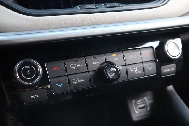 Jeep Compass Vehicle Full-screen Gallery Image 13