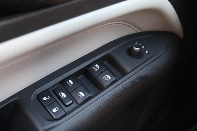 Jeep Compass Vehicle Full-screen Gallery Image 17